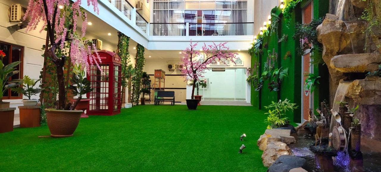 D&D Guest House & Cafe Syariah Medan Exterior photo